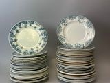 plusieurs assiettes empilées sur une table