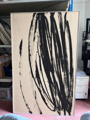 une image d'un tableau sur une table dans une pièce