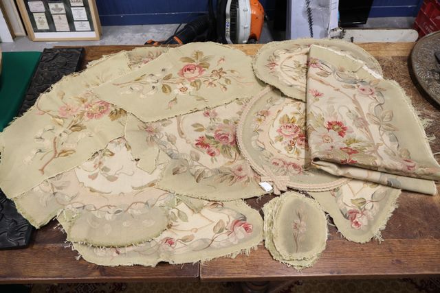 Important lot de tapisserie d’Aubusson de siège à décor de fleurs...