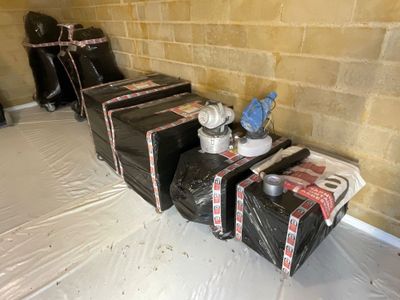 trois valises posées dans une pièce