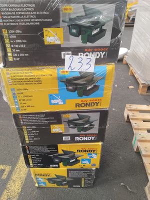 une pile de boîtes empilées les unes sur les autres