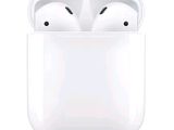 des AirPods d'Apple avec un étui blanc posés sur une surface blanche