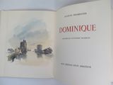 un livre ouvert avec l'image d'un bateau dans l'eau