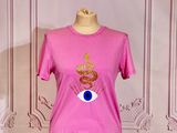 un mannequin portant un t-shirt rose orné d'un œil doré