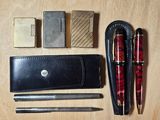 un portefeuille, un stylo, un briquet, un briquet et d'autres objets posés sur une table