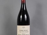 un gros plan sur une bouteille de vin rouge posée sur une table