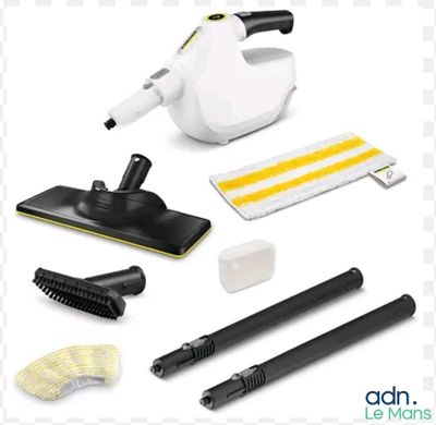 gros plan d'un aspirateur et de produits de nettoyage sur fond blanc