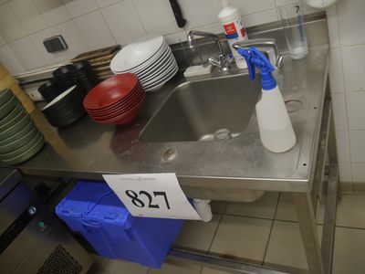 un évier de cuisine avec beaucoup de vaisselle sur le plan de travail