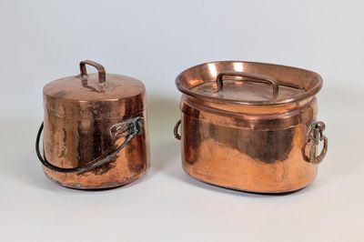 paire de casseroles et poêles en cuivre avec des poignées, sur fond blanc