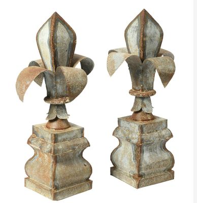 deux vases placés côte à côte sur un fond blanc