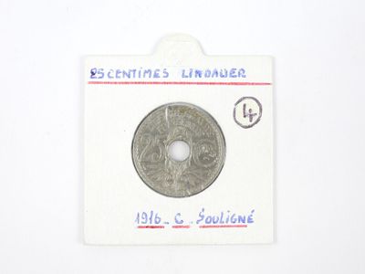 une vieille pièce de monnaie avec un petit trou au milieu
