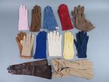 six paires de gants en cuir de différentes couleurs et tailles