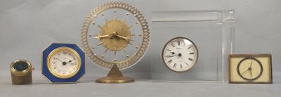 de nombreux types d'horloges exposées sur une table