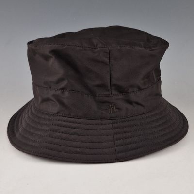 La casquette est noire et comporte un petit écusson sur le côté.