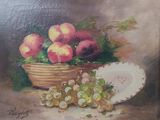 une peinture représentant un panier de fruits contenant des raisins et des pêches