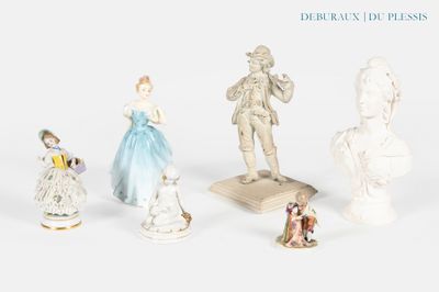 cinq figurines de styles et de tailles variés posées sur un fond blanc