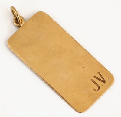 un pendentif plaqué or sur lequel figurent les initiales « j » et « j »