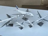 cinq maquettes d'avions posées sur une table blanche