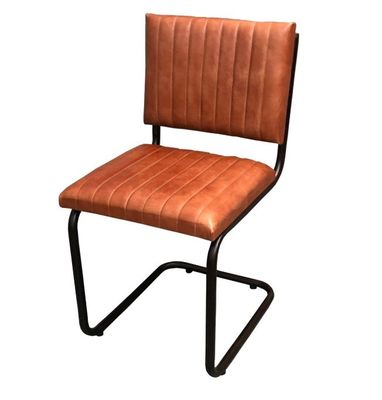 fauteuil en cuir marron avec une structure en métal noir sur fond blanc