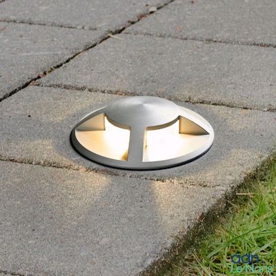 une lumière posée sur le sol, dans le sol