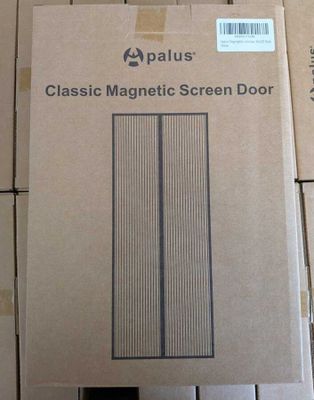 une boîte en carton sur laquelle est représentée une porte
