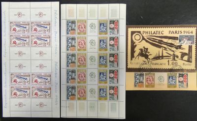Deux timbres différents sont posés l'un à côté de l'autre sur une table