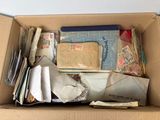 une boîte en carton remplie de toutes sortes de courriers