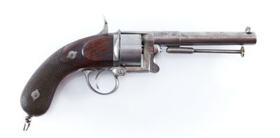 un vieux revolver avec un manche en bois sur fond blanc