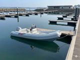 une image représentant un petit bateau amarré à un quai