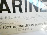 un panneau sur lequel est inscrit « marine »