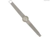 un gros plan d'une montre sur une surface blanche avec un fond blanc