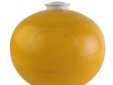 une balle jaune avec le haut blanc sur fond blanc