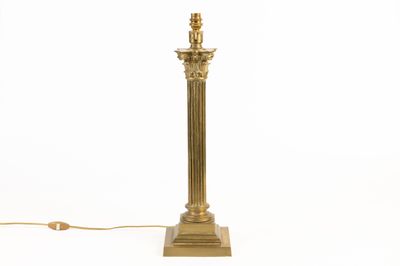une photo d'une lampe de table dorée surmontée d'un abat-jour blanc