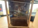 une vitrine en verre au milieu d'un parquet