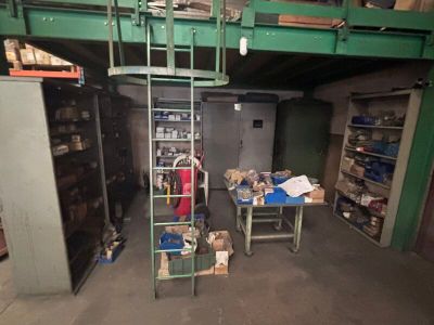 une image représentant une pièce dans laquelle se trouve une échelle