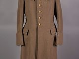 une photo d'un manteau militaire sur un mannequin