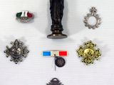 de nombreux pins et badges sur une surface blanche