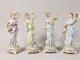 quatre figurines en porcelaine représentant des femmes, de couleurs et de styles différents