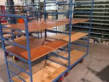 de nombreuses étagères, sur lesquelles sont posées des tablettes en bois, dans un entrepôt