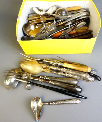 de nombreuses cuillères et cuillères-cuillères dans une boîte jaune