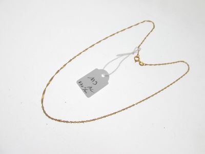 gros plan d'un collier auquel est attachée une étiquette