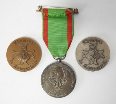 trois médailles et un insigne sur un fond blanc