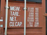 un gros plan sur le côté d'un conteneur maritime