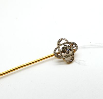 un bâton en or surmonté d'une fleur en diamant