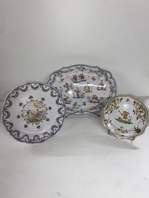 trois assiettes à motifs différents posées sur une surface blanche
