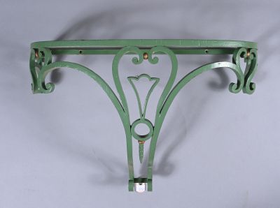 une image représentant une étagère métallique verte ornée d'un motif décoratif