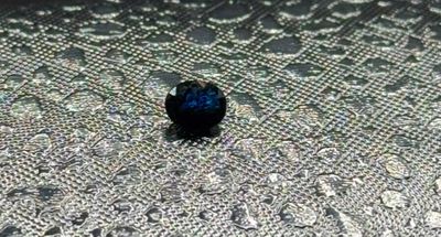 Saphir traité bleu légèrement opaque