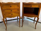paire de tables de chevet anciennes de style français avec tiroirs