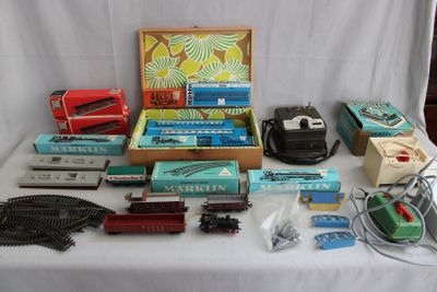 de nombreux types de trains miniatures posés sur une table
