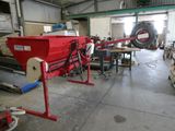 une machine rouge qui est entreposée dans un entrepôt